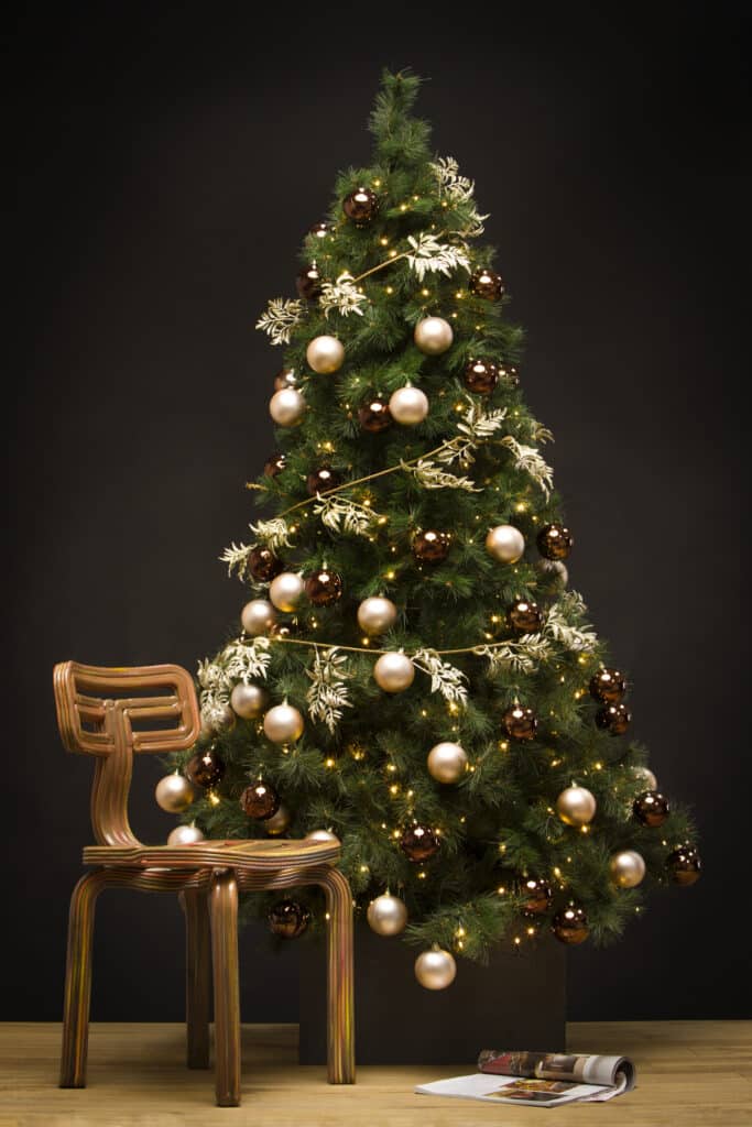 Kerstboom met goud en bronskleurige versiering