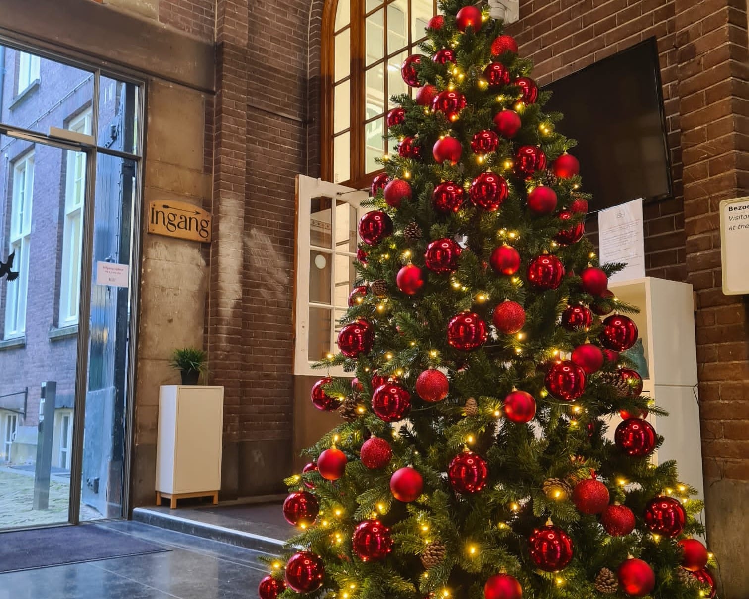 Versierde kerstboom huren bij Bloei Interieurbeplanting.