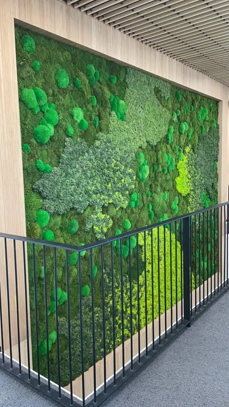 Mosschilderij voor kantoor ontworpen door Bloei Interieurbeplanting.