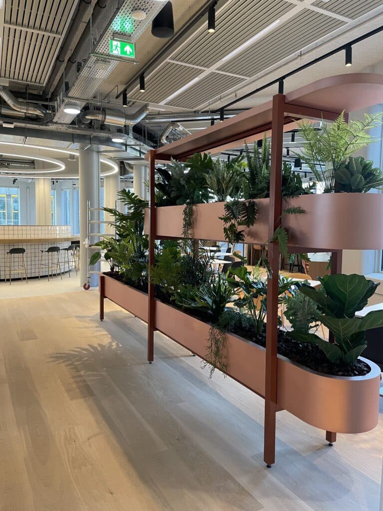 Planten in plantenbakken voor Uber Amsterdam door Bloei Interieurbeplanting.
