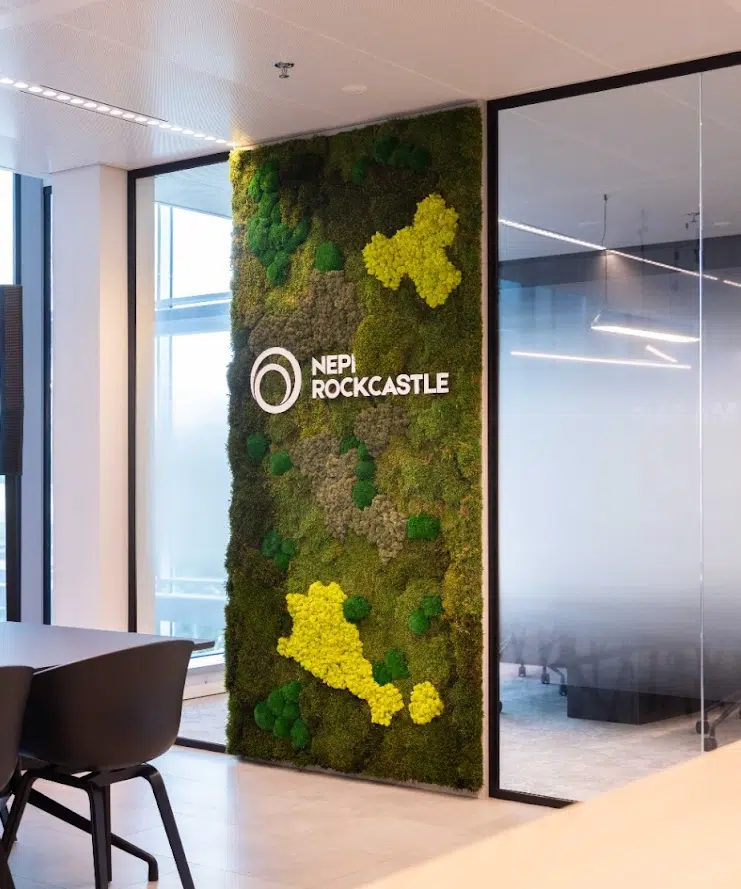 Moswanden met logo door Bloei Interieurbeplanting.