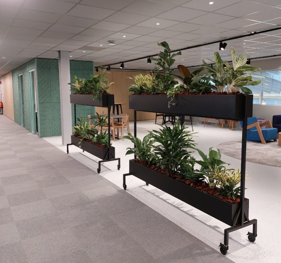 Roomdivider met planten op kantoor door Bloei Interieurbeplanting.