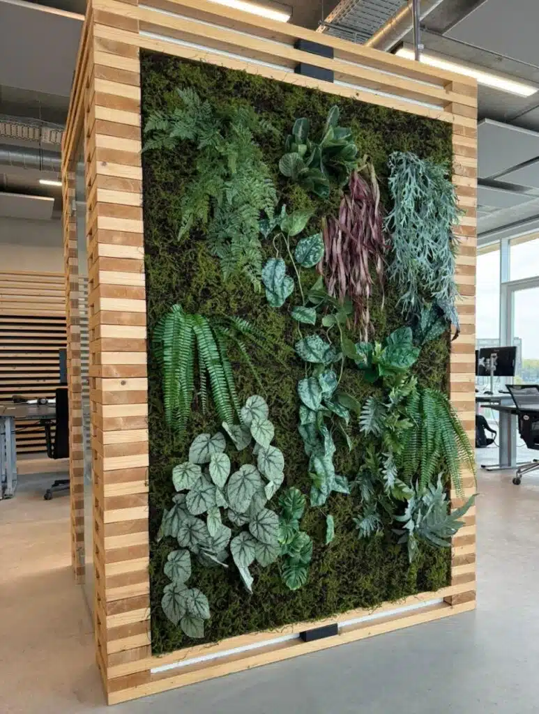 Plantenwand gemaakt van zijde kunstplanten.