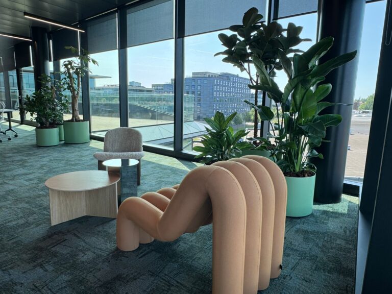 Gezonde en inspirerende werkplek met tropische planten geplaatst door Bloei.